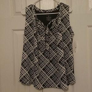 NY&C sleeveless blouse. Black and white. L